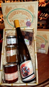 Panier garni, rempli de produits artisanaux et gourmands.