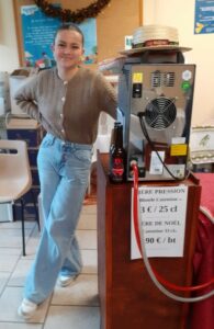 Anna (ma fille), pour vous servir, avec sa tireuse à bière.